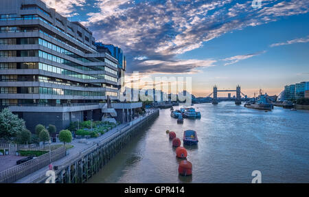 Le lever du soleil derrière le Tower Bridge et le navire de guerre HMS Belfast, Londres, Angleterre, Royaume-Uni Banque D'Images