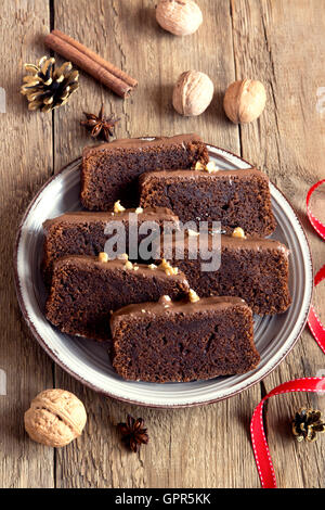 Fabricants de chocolat Gâteau au noix et d'épices pour Noël sur fond de bois rustique Banque D'Images