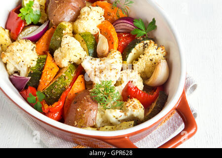 Légumes au four rustique avec des épices et herbes dans le plat de cuisson close up, aliments biologiques végétariens Banque D'Images