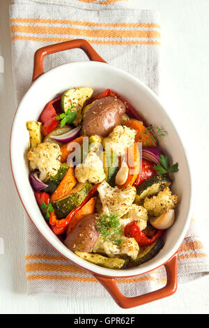 Légumes au four rustique avec des épices et herbes dans le plat de cuisson close up, repas d'automne bio végétarienne Banque D'Images