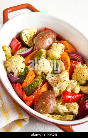 Légumes au four rustique avec des épices et herbes dans le plat de cuisson close up, aliments biologiques végétariens Banque D'Images