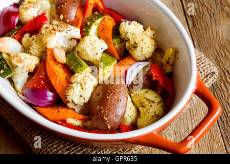 Légumes au four rustique avec des épices et herbes dans le plat de cuisson close up, repas bio végétarien Banque D'Images