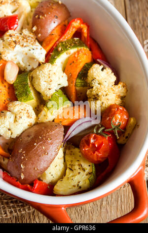 Légumes au four rustique avec des épices et herbes dans le plat de cuisson close up, repas bio végétarien Banque D'Images