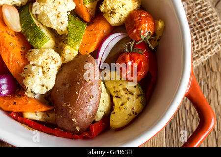 Légumes au four rustique avec des épices et herbes dans le plat de cuisson close up, repas bio végétarien Banque D'Images