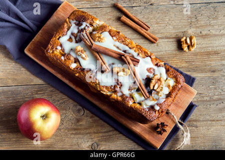 Gâteau aux pommes à la cannelle fait maison avec des noix sur fond de bois rustique Banque D'Images