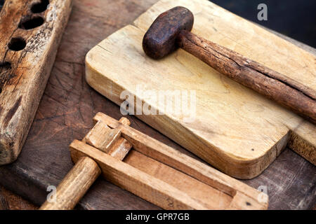 Vieux outils et objets en bois dans un marché aux puces Banque D'Images