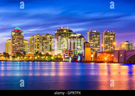 West Palm Beach, Floride, USA skyline sur l'Intracoastal Waterway. Banque D'Images