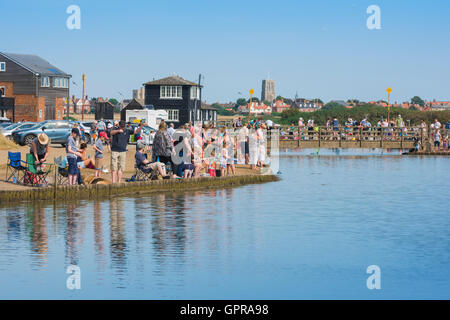 Le crabe de Walberswick, depuis le bord d'une crique à Walberswick, Suffolk, les familles pêchent pour pêcher le crabe le matin d'été, Angleterre Royaume-Uni Banque D'Images