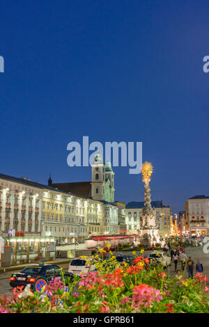 Hauptplatz (place principale), l'Altes Rathaus (Ancien hôtel de ville), Alter Dom (Cathédrale), le tramway, Dreifaltigkeitssäule (Trinity Col Banque D'Images