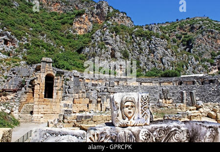 Masque, rock tombs et théâtre antique de Myra, Turquie Banque D'Images