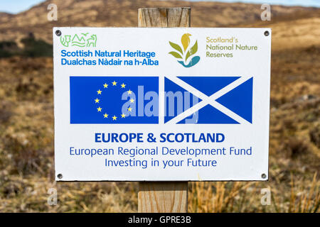 Le Scottish Natural Heritage signe sur la piste de Kilmory, à l'île de Rum, Ecosse, Royaume-Uni. Banque D'Images