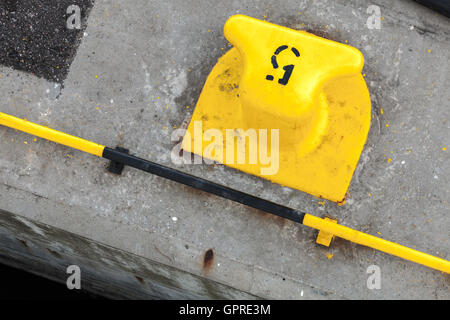 Port jaune numéro 5 amarrage bollard avec étiquette Banque D'Images