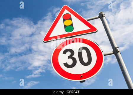 Feux de circulation et de vitesse maximum 30 km/h monté sur métal. La signalisation routière sur fond de ciel bleu Banque D'Images