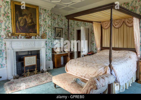 Lit à baldaquin dans la chambre de lady Monica Bullough, à l'intérieur de Kinloch Castle, à l'île de Rum, Ecosse, Royaume-Uni Banque D'Images