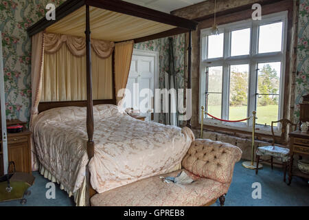 Lit à baldaquin dans la chambre de lady Monica Bullough, à l'intérieur de Kinloch Castle, à l'île de Rum, Ecosse, Royaume-Uni Banque D'Images