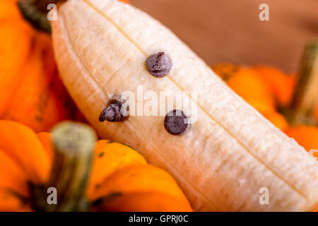 Les citrouilles et ghost fait avec banane et chocolat pour l'halloween Banque D'Images