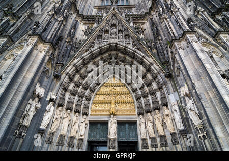 Entrée de la cathédrale de Cologne. Les figures de saints sur la façade. Banque D'Images