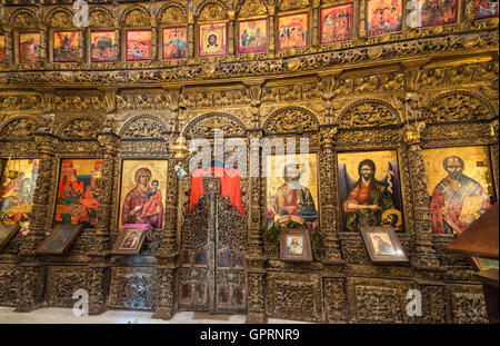 Détail de l'iconostase sculptée et guilded dans l'église de Shen Meria, St Marys, Labova près de Saranda dans le sud de l'Albanie Banque D'Images