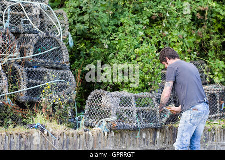 Fisherman obtenir son prêt pour des paniers de pêche au homard et au crabe Banque D'Images