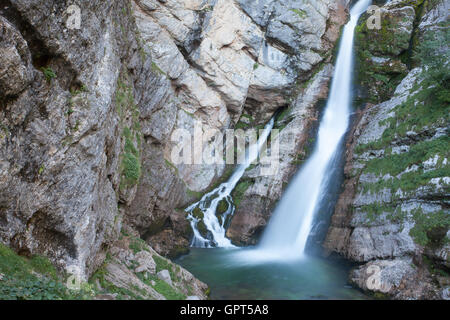 Sur la rivière Cascade Savica, lac de Bohinj, en Slovénie. Banque D'Images