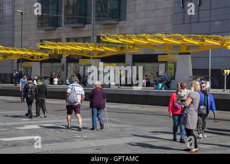 Nouvelle station de tramway Metrolink, transport, transport, voyages, train, ville, gare, rail, public, urbain, ferroviaire, véhicule, route, trafic, street, moderne, personnes, passager, vitesse, métro, tramway, du tourisme, de l'icône, electric, l'architecture à Exchange Square, Manchester, UK Banque D'Images