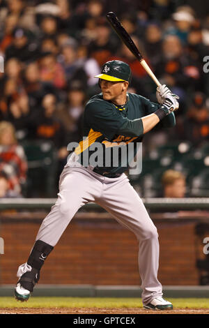 28 mars, 2011 ; San Francisco, CA, USA ; Oakland Athletics droit fielder Ryan Sweeney (15) à la batte contre les Giants de San Francisco au cours de la sixième manche chez AT&T Park. San Francisco Oakland défait 4-3. Banque D'Images