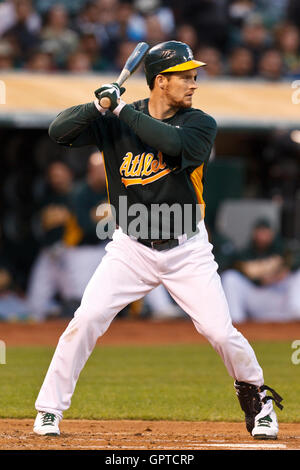 29 mars, 2011 ; Oakland, CA, USA ; le voltigeur des Athletics d'Oakland Josh Willingham (16) à la batte contre les Giants de San Francisco au cours de la première manche au Oakland-Alameda County Coliseum. San Francisco Oakland défait 4-1. Banque D'Images