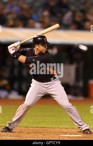 29 mars, 2011 ; Oakland, CA, USA ; San Francisco Giants catcher Buster Posey (28) à la batte contre les Athletics d'Oakland au cours de la sixième manche au Oakland-Alameda County Coliseum. San Francisco Oakland défait 4-1. Banque D'Images