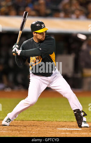 29 mars, 2011 ; Oakland, CA, USA ; le voltigeur des athletics d'Oakland josh willingham (16) à la batte contre les Giants de San Francisco au cours de la sixième manche à Oakland-Alameda County Coliseum. san francisco oakland défait 4-1. Banque D'Images