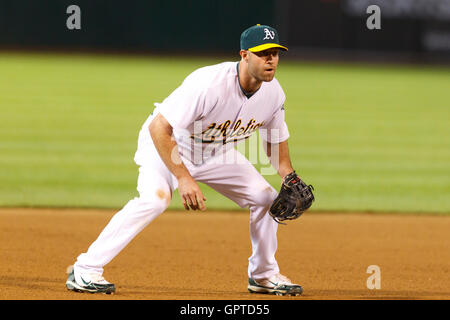 1 avril, 2011 ; Oakland, CA, USA ; Oakland Athletics de troisième but Kevin Kouzmanoff (5) à la troisième base au cours de la quatrième manche contre les Mariners de Seattle au Oakland-Alameda County Coliseum. Seattle défait 6-2 Oakland. Banque D'Images