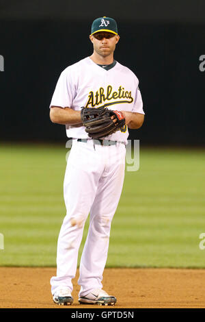 1 avril, 2011 ; Oakland, CA, USA ; Oakland Athletics de troisième but Kevin Kouzmanoff (5) se situe à la troisième base au cours de la cinquième manche contre les Mariners de Seattle au Oakland-Alameda County Coliseum. Seattle défait 6-2 Oakland. Banque D'Images