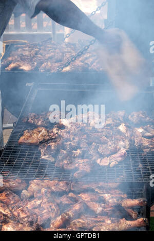 Poulet des Caraïbes la cuisson à l'extérieur/charbon charbons Banque D'Images