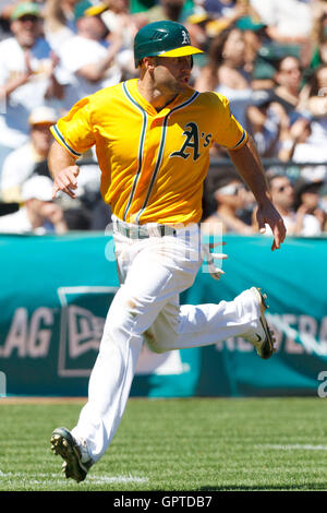 3 avril 2011, Oakland, CA, USA ; Oakland Athletics de troisième but Kevin Kouzmanoff (5) marque un point contre les Mariners de Seattle au cours de la troisième manche au Oakland-Alameda County Coliseum. Banque D'Images