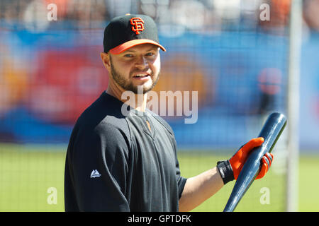 8 avril 2011, San Francisco, CA, USA ; San Francisco Giants center fielder cody Ross (13) au cours de la pratique au bâton avant le match contre la st. Louis Cardinals à at&t park de san francisco. st. Louis défait 5-4 en 12 manches. Banque D'Images