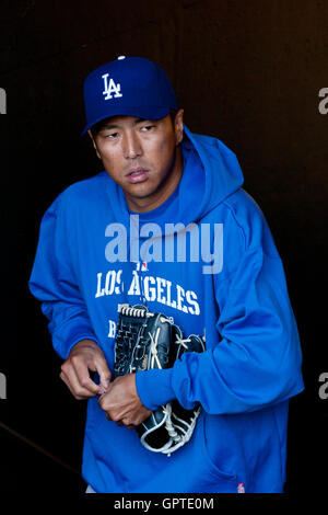 11 avril 2011, San Francisco, CA, USA ; le lanceur partant des Dodgers de Los Angeles, hiroki kuroda (18) entre dans l'étang-réservoir avant le match contre les Giants de San Francisco à at&t park. los angeles san francisco défait 6-1. Banque D'Images