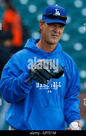 11 avril 2011 ; San Francisco, CA, États-Unis ; le manager des Los Angeles Dodgers Don Mattingly (8 ans) lors de l'entraînement de frappe avant le match contre les San Francisco Giants à AT&T Park. Banque D'Images