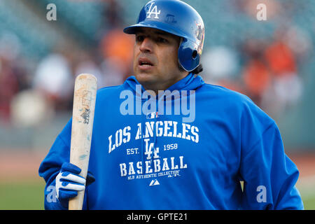 11 avril 2011, San Francisco, CA, USA ; le receveur des Dodgers de Los Angeles, Rod Barajas (28) au cours de la pratique au bâton avant le match contre les Giants de San Francisco à at&t park. los angeles san francisco défait 6-1. Banque D'Images