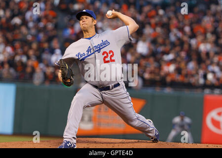 11 avril 2011, San Francisco, CA, USA ; le lanceur partant des Dodgers de Los Angeles, Clayton Kershaw (22) emplacements contre les Giants de San Francisco au cours de la première manche à AT&T Park. Banque D'Images