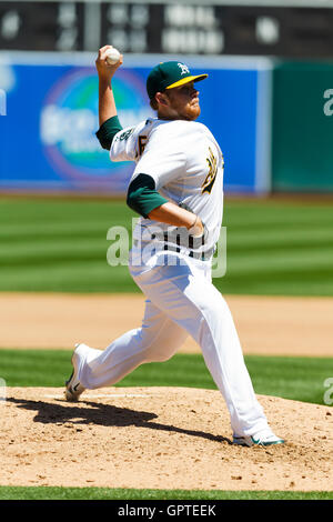 30 avril, 2011 ; Oakland, CA, USA ; Oakland Athletics le lanceur partant Brett Anderson (49) emplacements contre les Rangers du Texas au cours de la quatrième manche au Oakland-Alameda County Coliseum. Banque D'Images