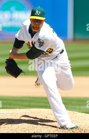 30 avril, 2011 ; Oakland, CA, USA ; Oakland Athletics le lanceur partant Brett Anderson (49) emplacements contre les Rangers du Texas au cours de la quatrième manche au Oakland-Alameda County Coliseum. Banque D'Images