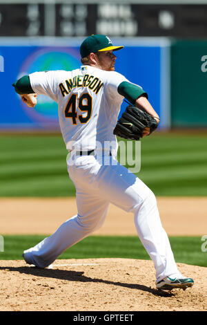 30 avril, 2011 ; Oakland, CA, USA ; Oakland Athletics le lanceur partant Brett Anderson (49) emplacements contre les Rangers du Texas au cours de la quatrième manche au Oakland-Alameda County Coliseum. Banque D'Images