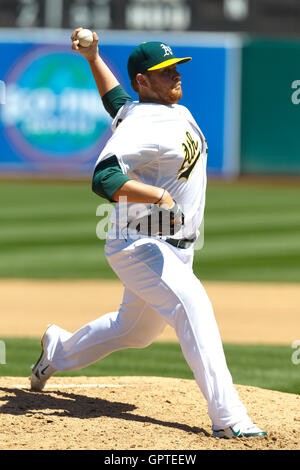 30 avril, 2011 ; Oakland, CA, USA ; Oakland Athletics le lanceur partant Brett Anderson (49) emplacements contre les Rangers du Texas au cours de la quatrième manche au Oakland-Alameda County Coliseum. Banque D'Images