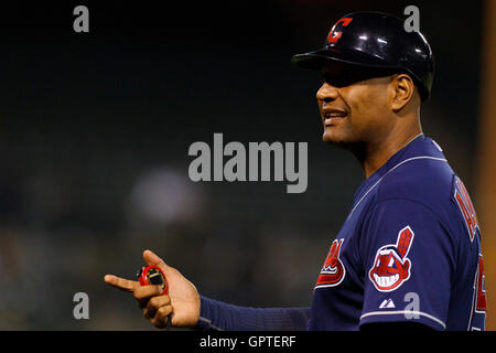 3 mai 2011, Oakland, CA, USA ; Cleveland Indians premier entraîneur de base Sandy Alomar, Jr., (15) fois emplacements avec un chronomètre derrière première base lors de la septième manche contre les Athletics d'Oakland au Oakland-Alameda County Coliseum. Cleveland défait Oakl Banque D'Images