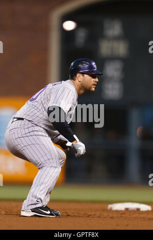 6 mai 2011 ; San Francisco, CA, États-Unis ; Chris Iannetta (20 ans), receveur des Colorado Rockies, mène en deuxième position contre les Giants de San Francisco lors de la troisième manche à AT&T Park. San Francisco a battu Colorado 4-3. Banque D'Images