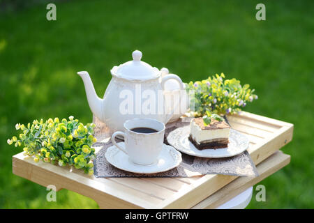 Droit de présenter un petit-déjeuner sucré dans le jardin Banque D'Images