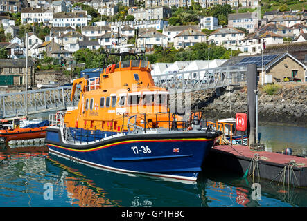 Un bateau de sauvetage de la RNLI amarré dans le port de Newlyn près de Penzance, Cornwall, England, UK Banque D'Images