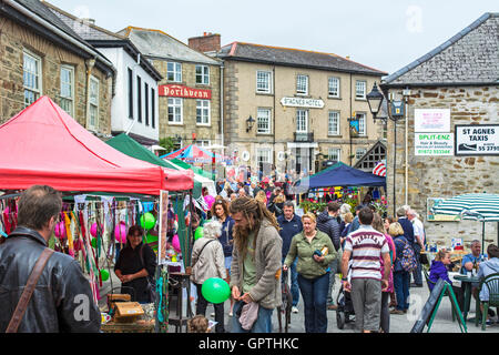 Jour de marché dans le village de St Agnes, Cornwall, England, UK Banque D'Images