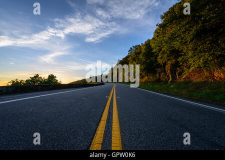 Un lever de soleil sur la route dans les montagnes Blue Ridge à Lovers Leap près d'une prairie de Dan, Virginia. Banque D'Images