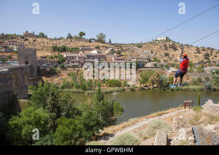 Tolède, Espagne - 28 août 2016 : attraction tyrolienne à côté de Saint Martin pont sur le Tage, Tolède, Espagne Banque D'Images