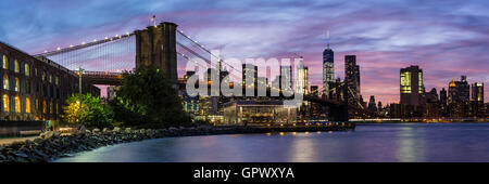 Un crépuscule coloré vue sur le pont de Brooklyn et Manhattan voir de l'Empire Fulton Ferry Park à Brooklyn, NY Banque D'Images